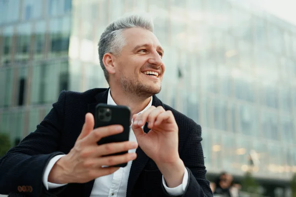 Ein Geschäftsmann Ist Ein Grauhaariger Mann Business Anzug Der Der — Stockfoto