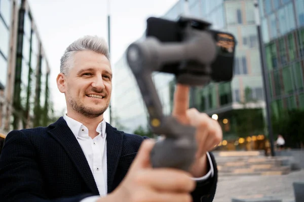 Manager Gray Verwendet Einen Stabilisator Für Videoaufnahmen Auf Der Straße — Stockfoto