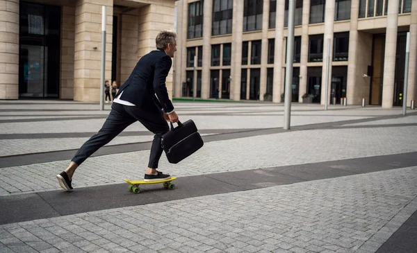Empresário Cabelos Grisalhos Monta Skate Para Trabalhar Escritório Empresário Masculino Imagens De Bancos De Imagens