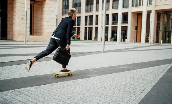 Empreendedor Monta Skate Para Trabalhar Manhã Advogado Tem Saco Com Fotos De Bancos De Imagens