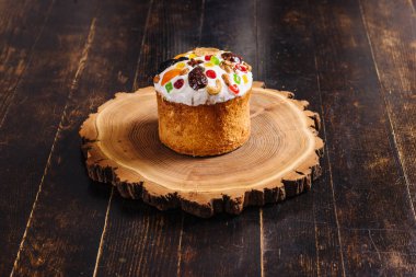 Geleneksel Ukrayna Paskalya pastası ahşap bir masada.