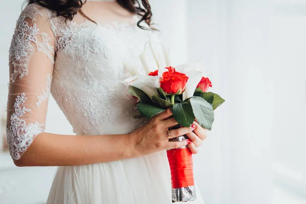 Gelinin Elleri Zengin Kırmızı Beyaz Düğün Buketini Tutuyor — Stok fotoğraf