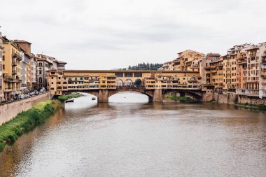 Floransa 'nın ünlü Ponte Vecchio' su Arno nehri köprüsünde bulutlu bir günde Ponte alle Grazie. Ünlü İtalyan simgeleri