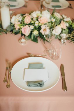 Açık şeftali renginde boş yer kartı olan düğün masası süslemeleri. Como Gölü 'ndeki villada romantik bir düğün.