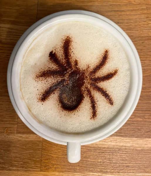 Ein Becher Schaumigen Cappuccino Kaffees Hat Ein Spinnenbild Schaum Aus — Stockfoto