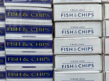 Birkaç paket paket kutusu 'Balık ve patates kızartması' ile dolu. Üzerinde İngiliz klasiği var.