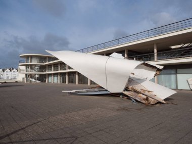 Bexhill, Sea-Sussex-UK-19 Şubat 2022 - Storm Eunice, De La Warr Pavyonu ikonik sanat deco kıyı binasındaki mimariye zarar verdi