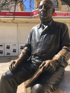 Sanatçı Pablo Picasso 'nun heykeli, Malaga' da mermer bir bankta bronzdan yapılmış. İspanya.