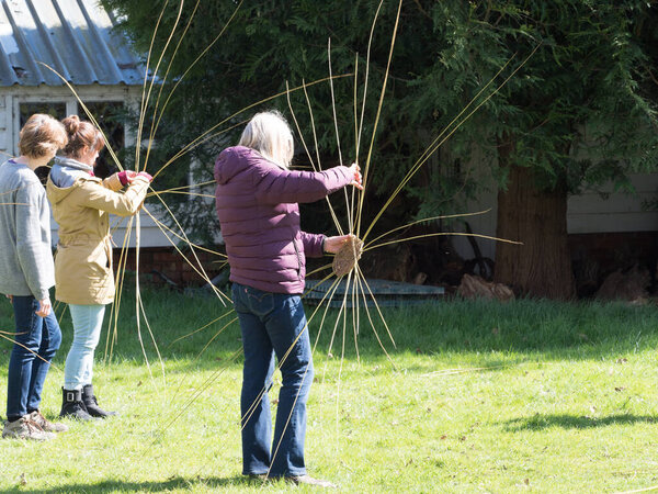 Сассекс - Великобритания, Апрель 31 (Новый Регион, Всеволод Гнетий) - Женщина на улице плетет корзину из ивовых плетей.