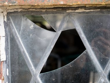 Eski kurşunlu ışık penceresinin bir bölümü camın yaşından dolayı kırıldığını gösteriyor..