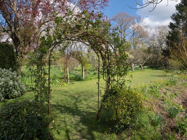Rural Country Garden Spring Metal Archway Which Grows Climbing Rose — Stockfoto