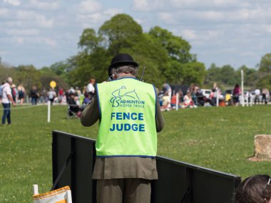 Badminton - Gloucestershire - İngiltere - 11 Mayıs 2022 - Badminton At Duruşması 'nda çit yargıcı Walkie Talkie marka bir cep telefonuyla ayakta duruyor..