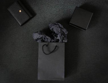 Boş siyah hediye kutuları. Kara Cuma. Siyah bir arkaplanda