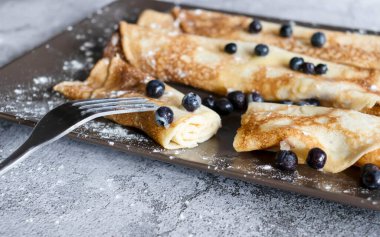 Yabanmersinli ev yapımı krep. Gri plakalar ve beton arka plan