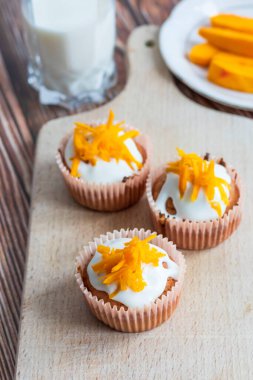 Ev yapımı balkabaklı kek. Tahtada..