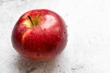 Gri arka planda kırmızı elmalar. sağlıklı beslenme