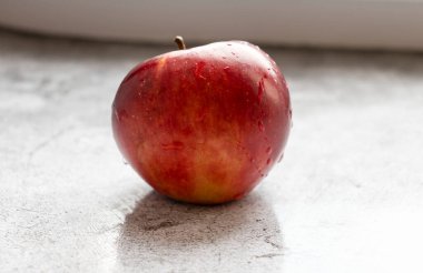 Gri arka planda kırmızı elmalar. sağlıklı beslenme