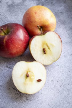 Gri arka planda kırmızı elmalar. sağlıklı beslenme