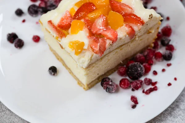 Cheesecake Νόστιμα Φρούτα Λευκό Πιάτο — Φωτογραφία Αρχείου