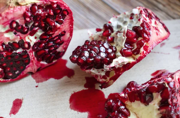 Zralé Červené Granátové Jablko Dřevěném Pozadí Zdravé Jídlo — Stock fotografie