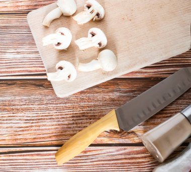 Kesme tahtasındaki taze porcini mantarları. Bir ağaç arka planında