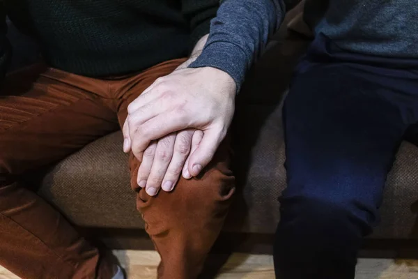Händerna Med Förälskade Män Hålla Hand — Stockfoto