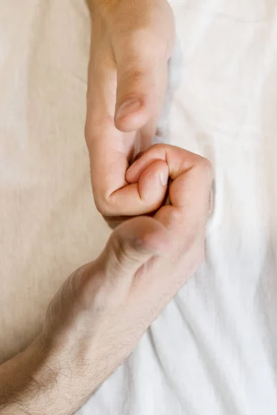 Aşık Erkeklerin Elleri Ele Tutuşun — Stok fotoğraf
