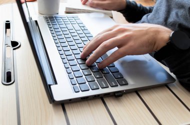 Evde dizüstü bilgisayarda çalışan bir adam. Evde çalış..