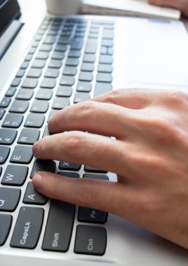 Evde dizüstü bilgisayarda çalışan bir adam. Evde çalış..