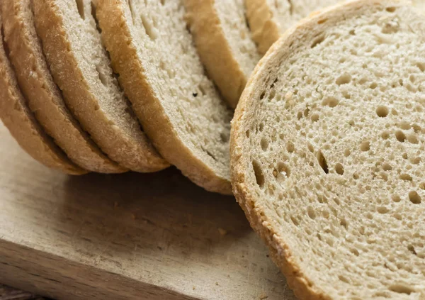 Gesneden Vers Brood Een Snijmes Een Rustieke Tafel Vlakbij Ligt — Stockfoto