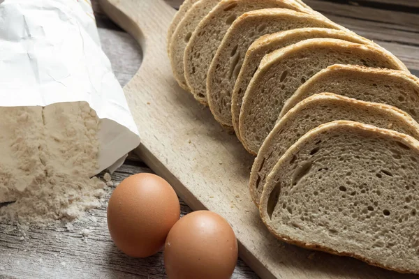 Gesneden Vers Brood Een Snijmes Een Rustieke Tafel Vlakbij Ligt — Stockfoto