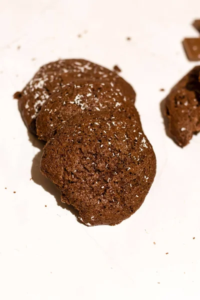 Chokladkakor Med Kokos Ligga Vit Bakgrund — Stockfoto