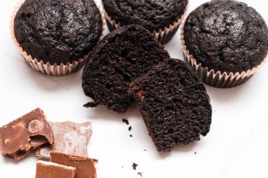 Gri arka planda çikolatalı kekler. Koyu çikolata. Tatlı.