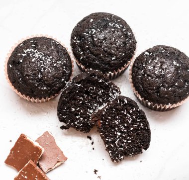 Gri arka planda çikolatalı kekler. Koyu çikolata. Tatlı.