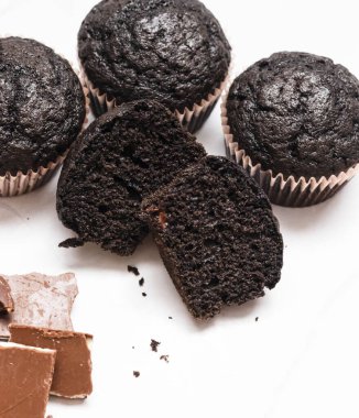 Gri arka planda çikolatalı kekler. Koyu çikolata. Tatlı.