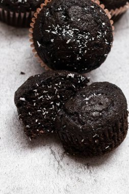 Gri arka planda çikolatalı kekler. Koyu çikolata. Tatlı.