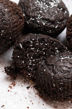 Gri arka planda çikolatalı kekler. Koyu çikolata. Tatlı.