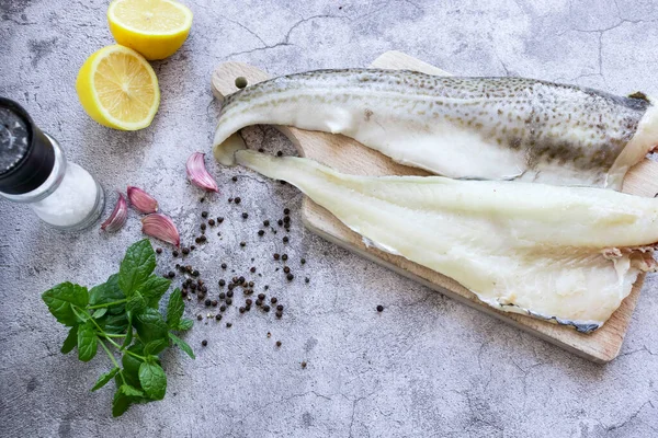 Świeże Ryby Surowy Filet Dorsza Leży Drewnianej Desce Kuchni — Zdjęcie stockowe