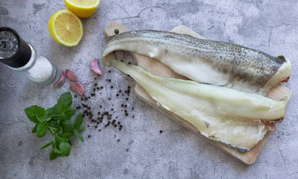Świeże Ryby Surowy Filet Dorsza Leży Drewnianej Desce Kuchni — Zdjęcie stockowe