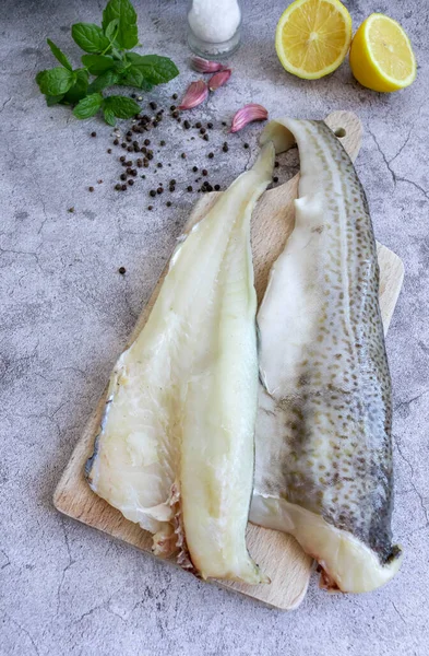 Pescado Fresco Filete Bacalao Crudo Encuentra Una Tabla Madera Cocina —  Fotos de Stock