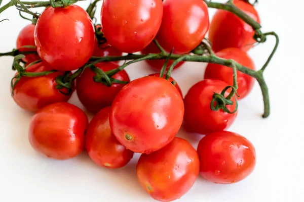Tomates Cereja Tomates Cereja Vermelhos Maduros Mentir Sobre Fundo Branco — Fotografia de Stock