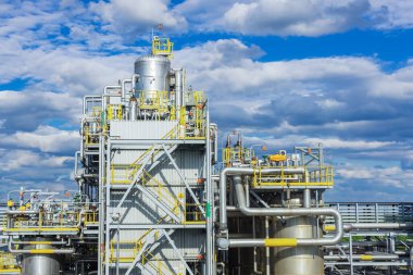 Yazın mavi gökyüzüne karşı gaz işleme tesisinin bir parçası..