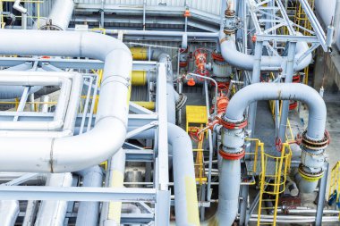 Bir sürü boru hattı ve bir gaz işleme tesisinin kapama valfleri..