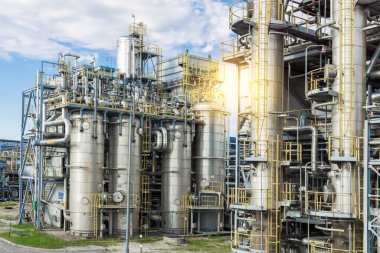 Gaz işleme tesisinin bir bölümünün teknolojik ekipmanı. Güneş parlıyor.