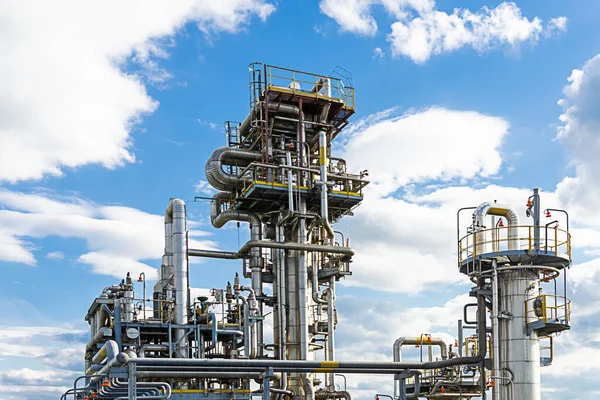 Gasförädlingsanläggningens Tekniska Pelare Står Mot Bakgrund Blå Himmel Och Moln — Stockfoto