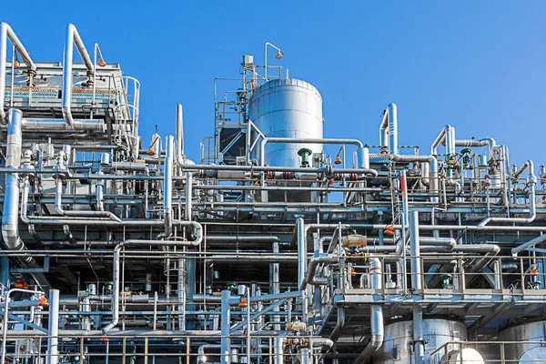 Bir gaz işleme tesisinin mavi gökyüzü arka planındaki teknolojik ekipmanı..