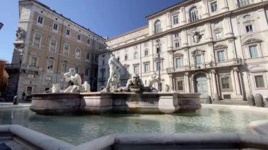Güneşli bir sabahta Roma Piazza Navona 'daki Fontana del Moro (Moor Fountain). Ünlü turist merkezi. Roma 'da barok heykel ve sanat