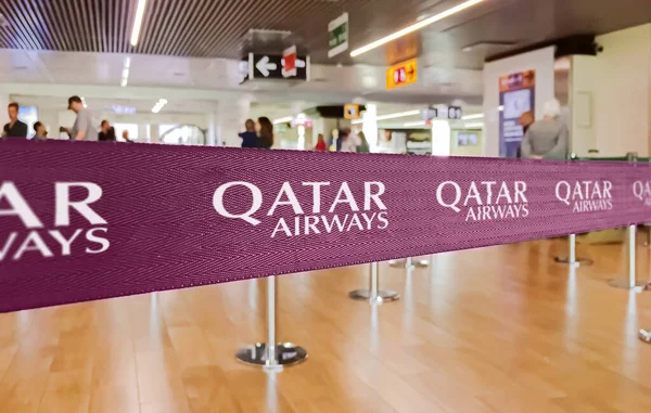 カタールのドーハ 2019年7月 カタール航空のロゴが付いた紫色のリボンバリア — ストック写真