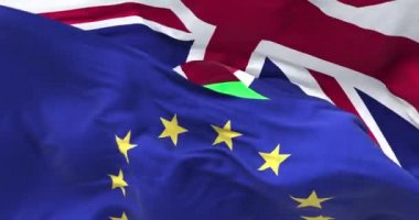 Avrupa Birliği ve Birleşik Krallık bayrakları rüzgarda sallanıyor. Uluslararası ilişkiler ve diplomasi. Brexit 'ten sonra finans ve ekonomi. Yeşil ekranda krom anahtar