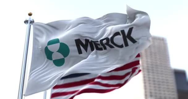 Нью Йорк Сша Жовтень 2021 Прапор Логотипом Merck Розмахуючи Вітром — стокове відео